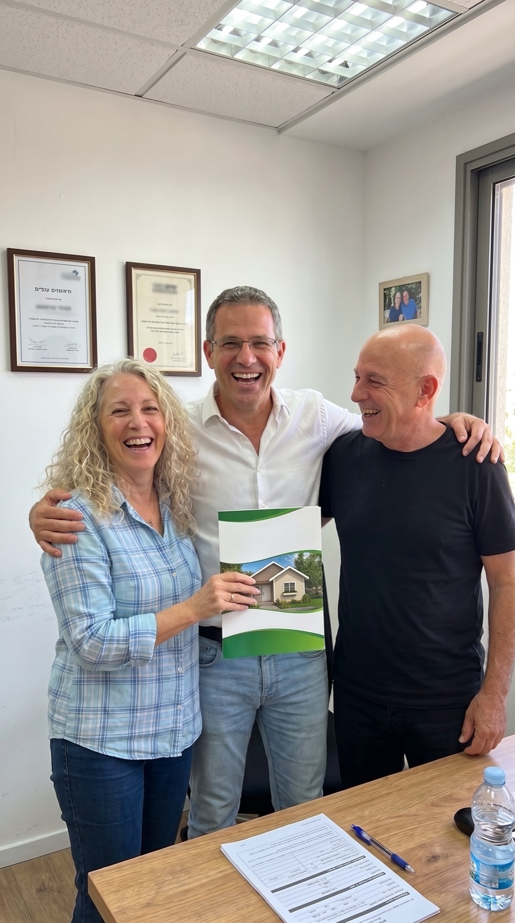 חתימה על מסמכי המשכנתה במשרד